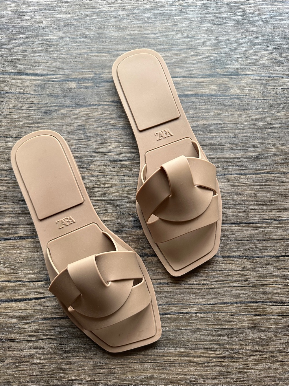 ZARA WOMEN’S FLAT CROSSED SANDALS